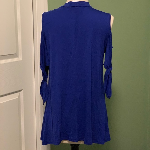Gorgeous royal blue key hole top - Picture 2 of 4
